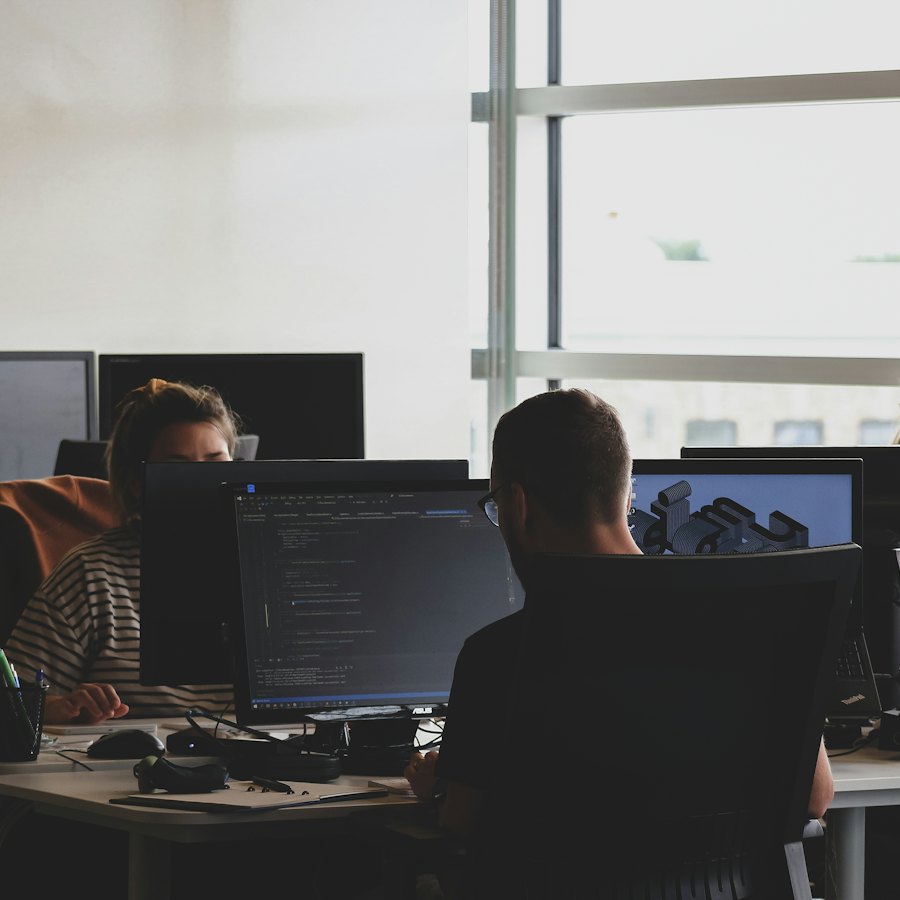 Deux développeurs au travail devant leurs écrans de code